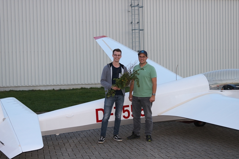 Johannes mit Fluglehrer Mark - herzlichen Glückwunsch!
