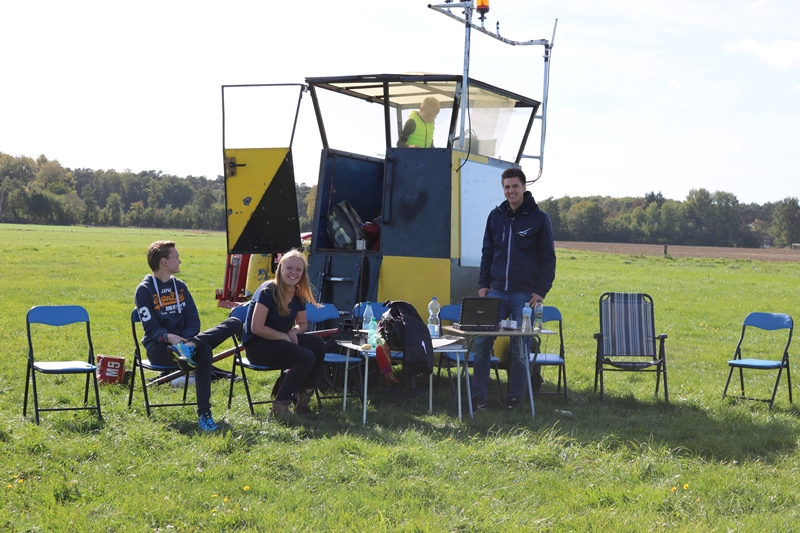 Floris, Kathi und Pascal vor unserem Startwagen
