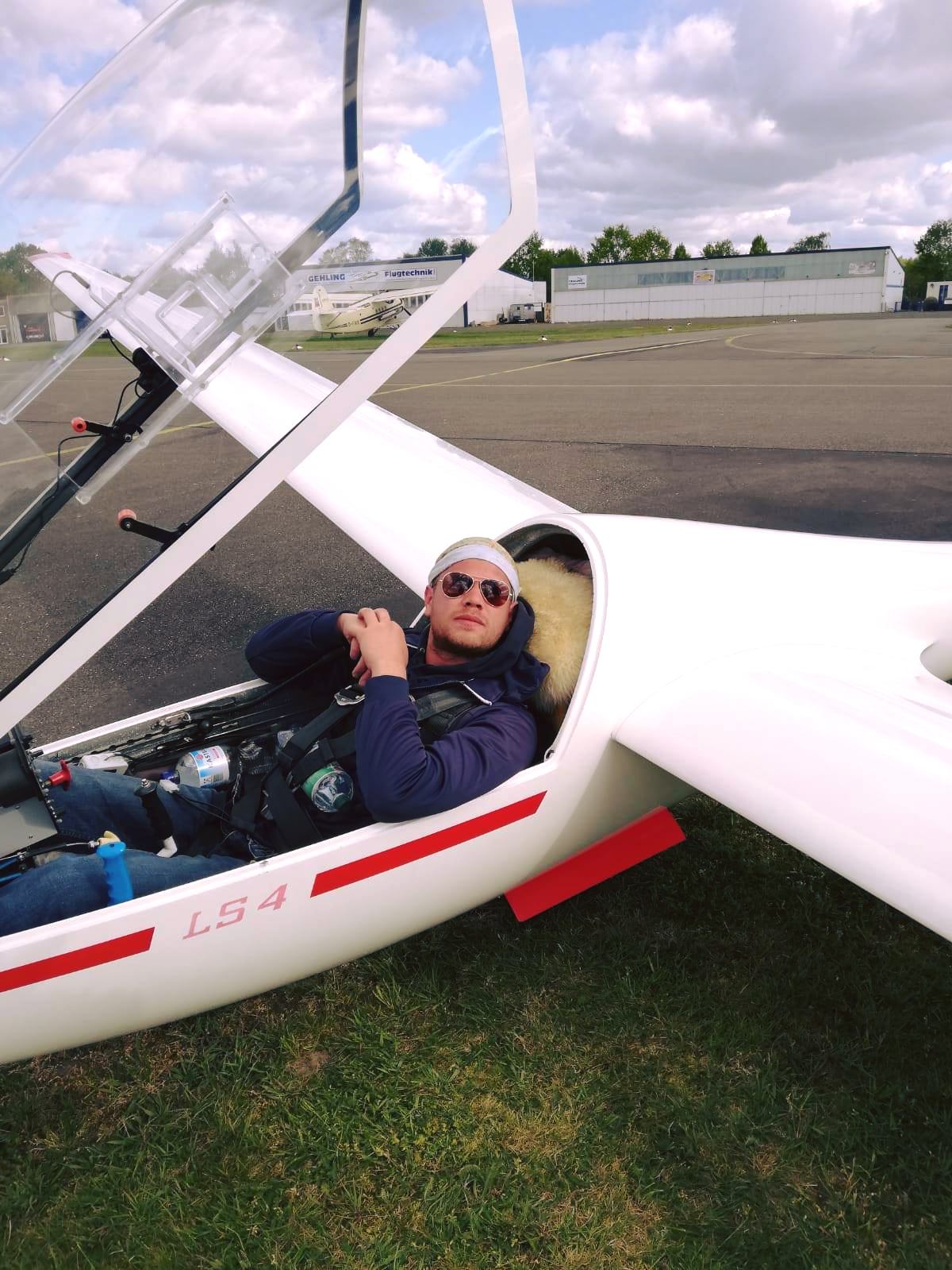 Mathias wartet auf das Schleppflugzeug