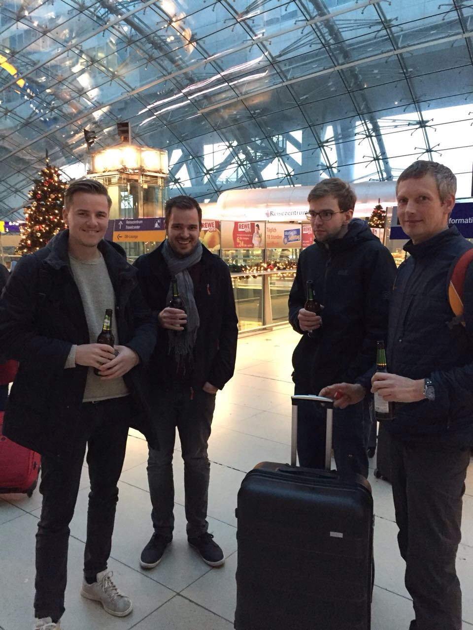 Frankfurt Flughafen - v.l. Fabian, Max, Mark und Bernd (Foto: Bernd Mensing)