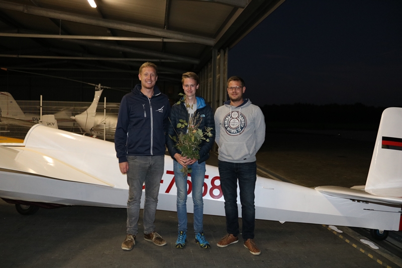 Fluglehrer Michi und Mathias mit Schüler Floris