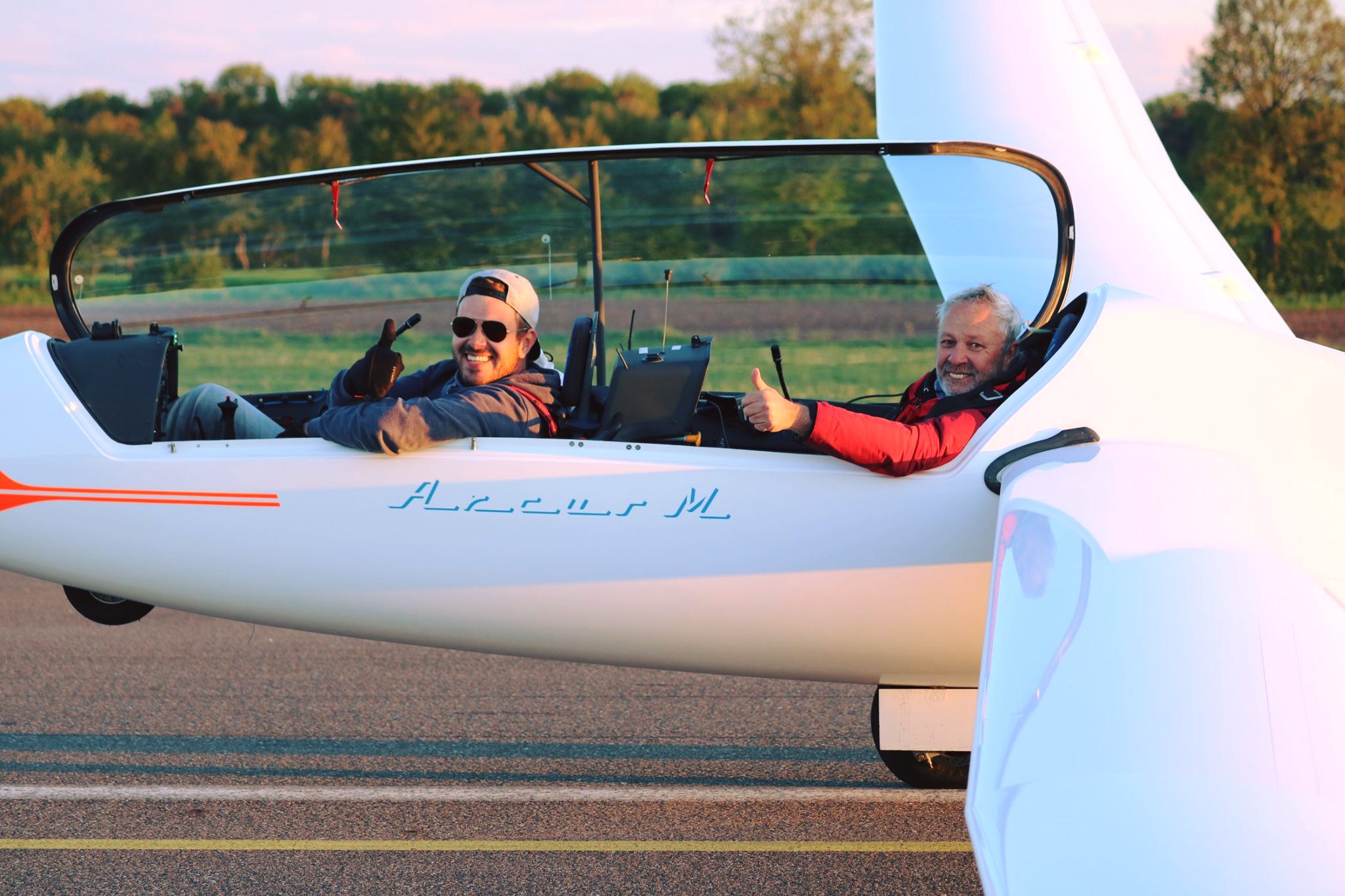 Max und Bernd kurz nach der Landung - 1000 km check!