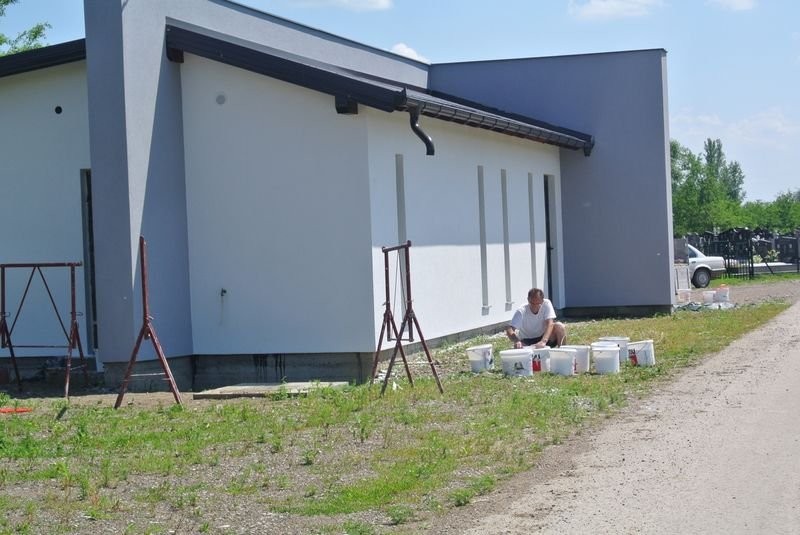 Hvala Bogu da uvijek ima ljudi koji imaju srce i koji se ne boje to pokazati. Nikola Karlović, privatnik iz Vojskove, sa svojom ekipom iz Vojskove i Zorica besplatno je uradio vanjsku fasadu naše mrtvačnice. Sada ostaje da se uradi unutra. 