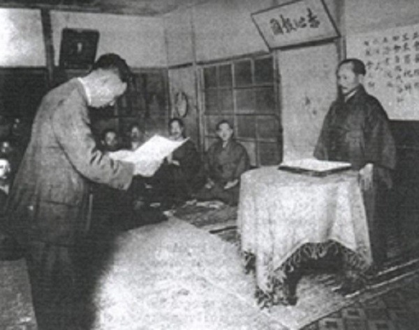 Otsuka ontvangt uit handen van Funagoshi zijn Shodan. 1924