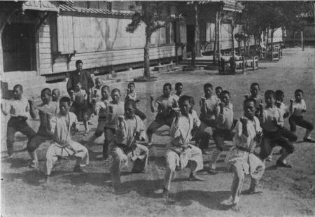 Miyagi traint hier een klas de kata 'Saifa', 1929.