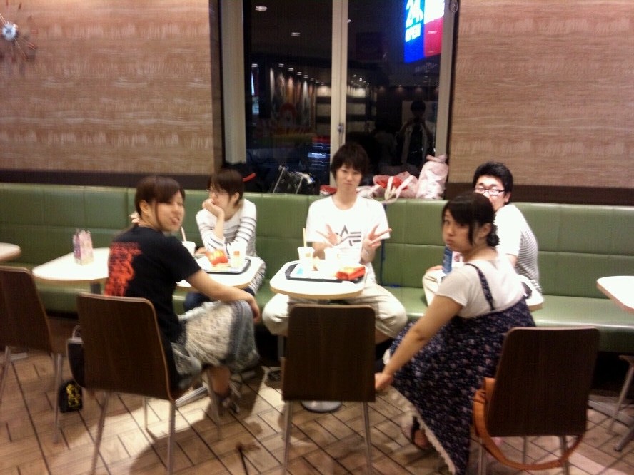 窓にうっすら監督の姿