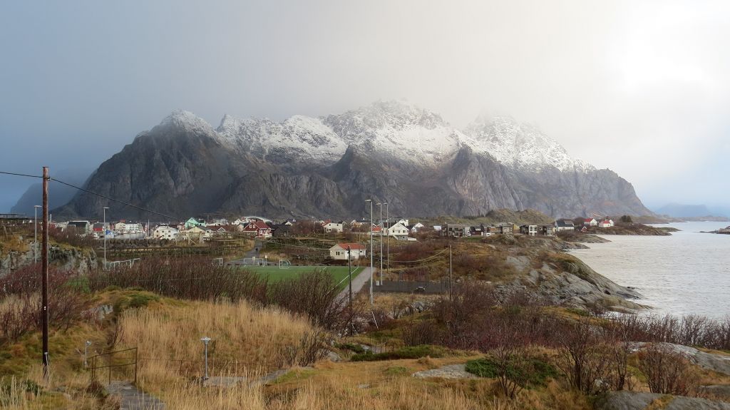 Blick über den Fussballplatz in Henningsvaer