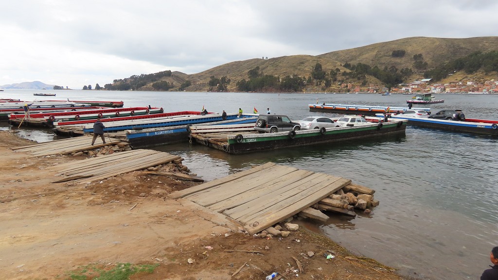 Mit der Holzfähre über den Titicaca-See