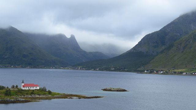 Blick über den Austnesfjord zur Kirche von Sildpollnes