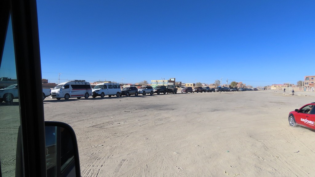 Warten auf Diesel in Uyuni