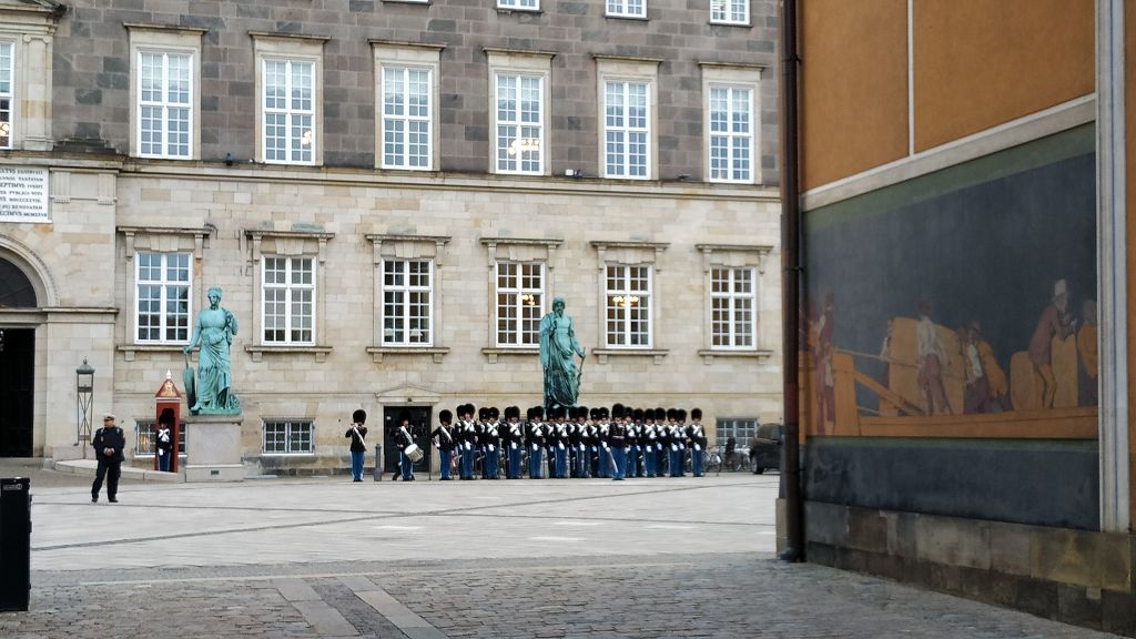 Stramm stehen....die Königin kommt !