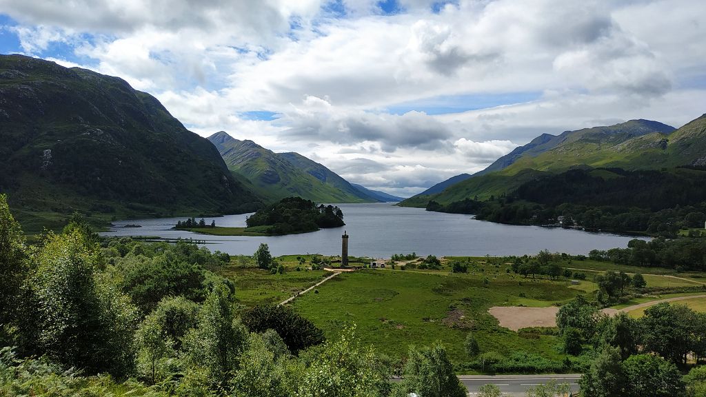 Blick zum Glenfinnan Monument am Loch Shiel