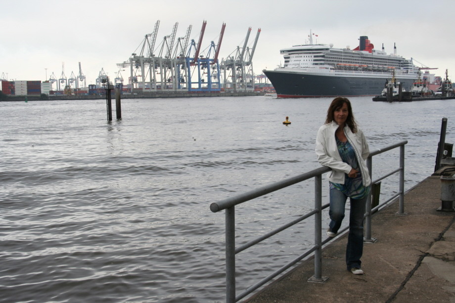 Die Queen Mary 2 erreicht Hamburg