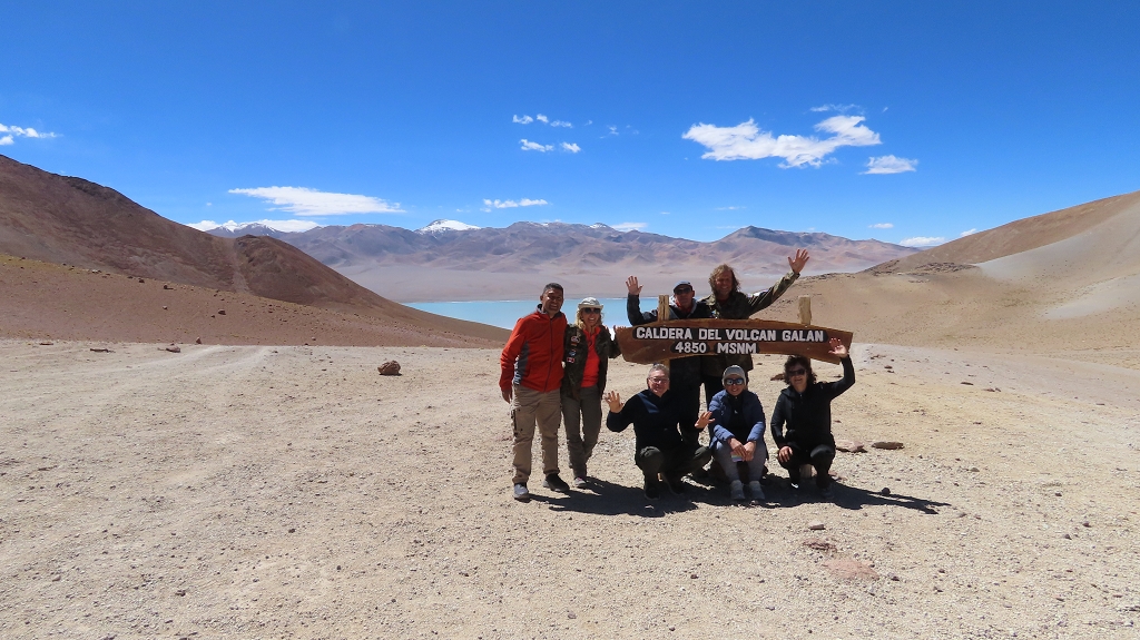 Die Truppe um den Reiseleiter Ramón macht uns Mut für die steile Abfahrt in die Caldera