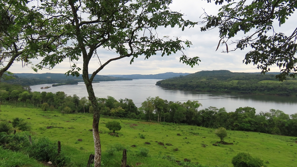 Rio Uruguay. Auf der gegenüberliegenden Seite ist Brasilien