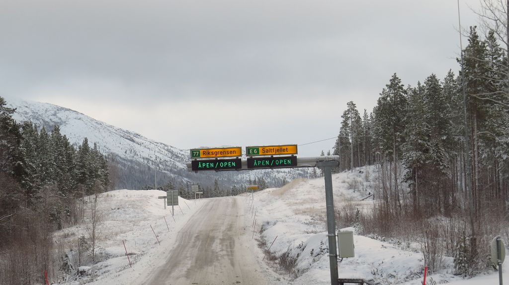 Die Passstrasse ist offen, wir können den Polarkreis überqueren