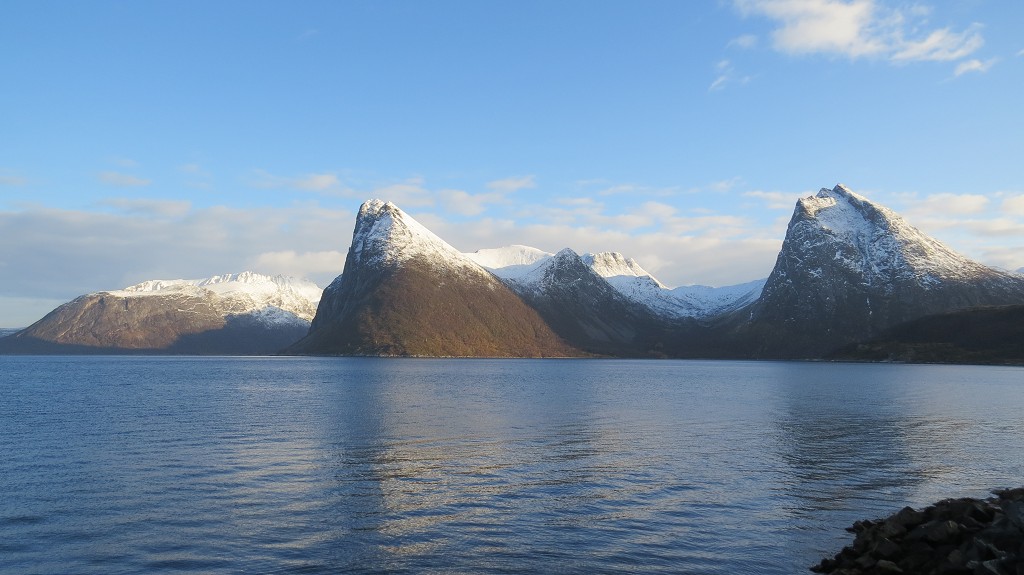 Blick über den Fjord. Wir sind immer noch auf der Insel Senja