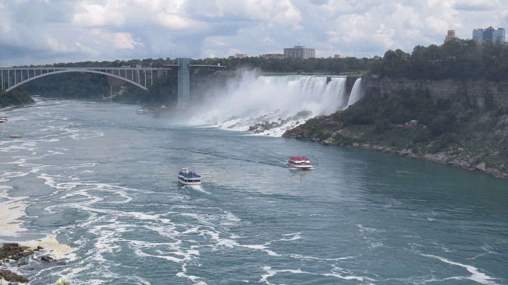 Die Kanada-Touristen tragen rote, und die US-Touristen blaue Regencapes - nur keine Verwechslungen -