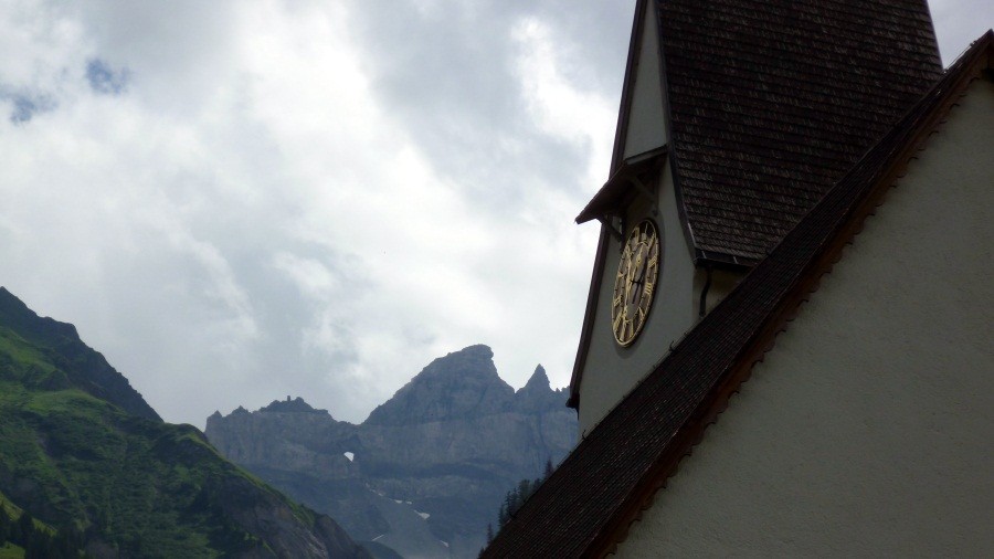 Kirche in Elm mit Martinsloch im Hintergrund