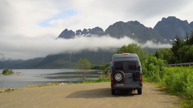 Blick über den Austnesfjord zur Lofotenwand