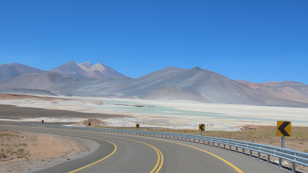 Vor uns Salar de Aguas Calientes Sur, 4009 m