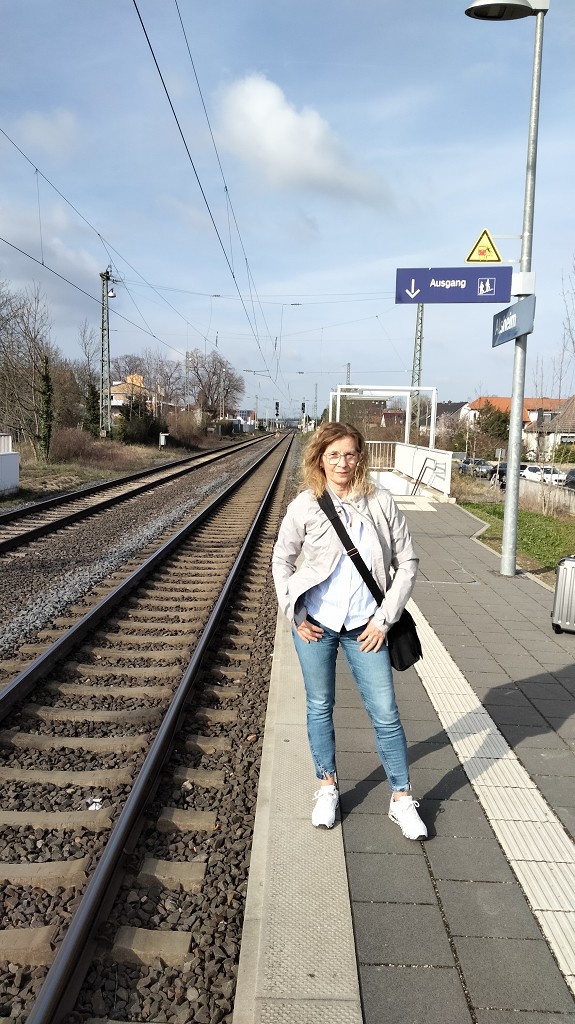 Warten am Bahnhof in Alsheim