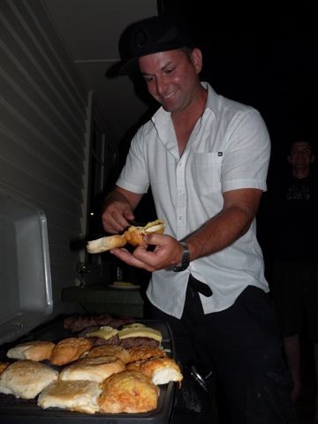 Dan bei Grillen - erstes Abendessen in Neuseeland