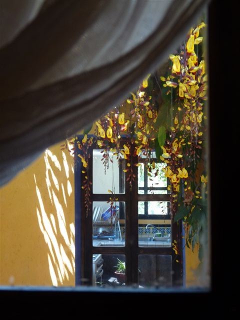 Blick aus dem Schlafzimmer durch den Vorhof mit dem Springbrunnen in die Küche