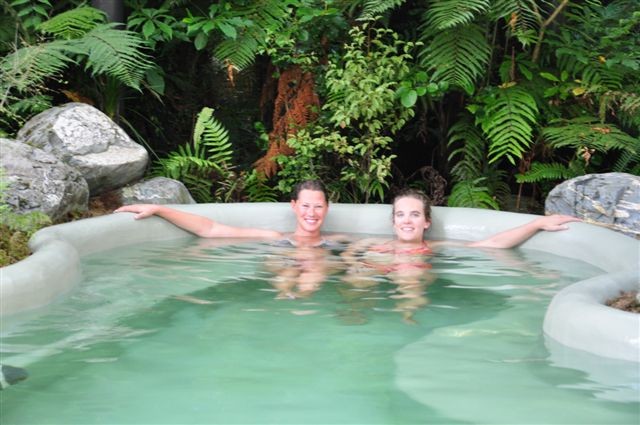 ... und anschliessendes Baden nach 8 Stunden wandern und klettern im Hot Pool ... gefuellt mit Gletschereis