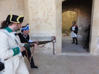 Die "Rovirada": Die Festung Ferran wird im Handstreich von katalanischen Freischärlern übernommen. Nachgestellte Szene im Castell Ferran (Quelle: larovirada1811.blogspot.com)