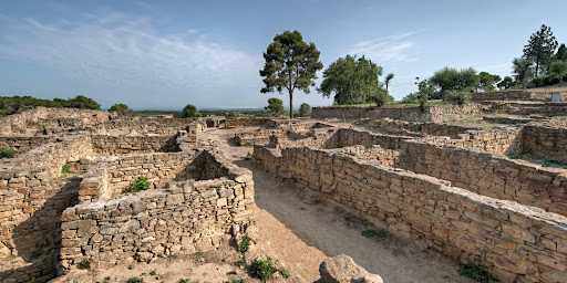Eine Straße mit Häuserrundmauern in Ullastret. Quelle: MAC Ullastret