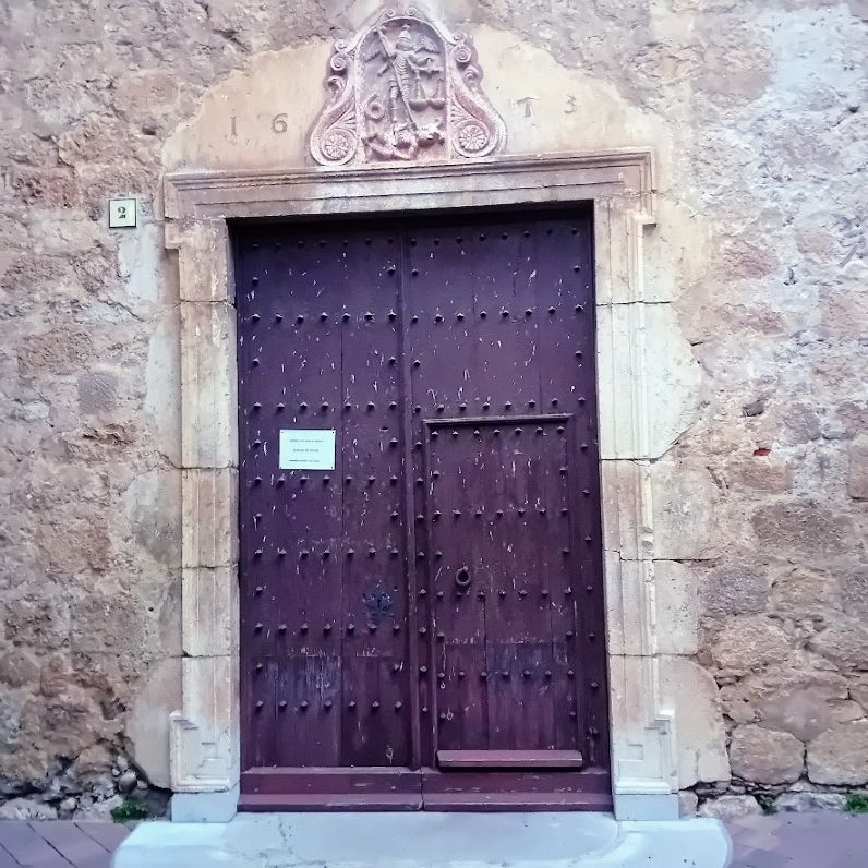 Seiteneingang Sant Miguel Ventalló (oben Relief: Michael besiegt den Drachen)