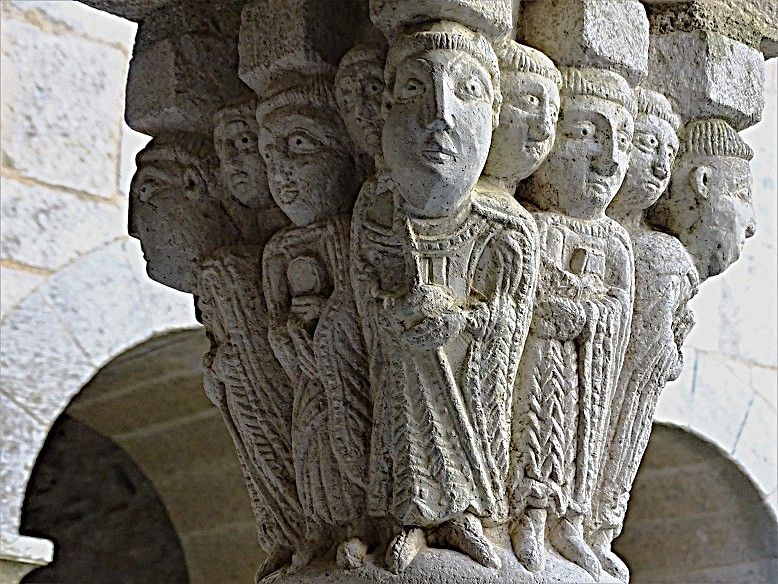 Die Mönchgruppe im Kreuzgang von Sant Pere des Rodes. Der Abt im Vordergrund