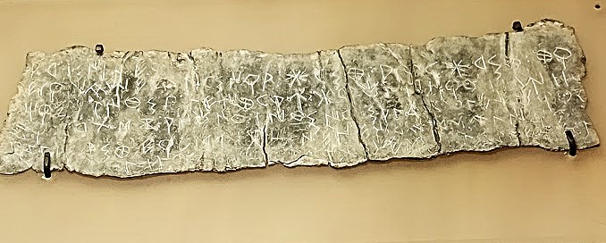 Ein auf einem Bleiband geschriebenes Dokument in iberischer Schrift im Museum von Ullastret. Vermutlich ein Handelsvertrag. Die iberische Schrift mit Buchstaben und Silben kann gelesen, aber nicht übersetzt werden