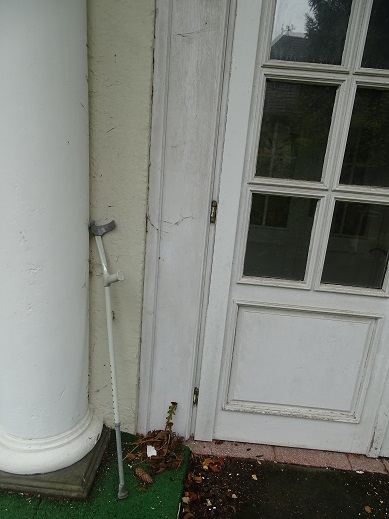 ...an dessen Eingang ein zurück gebliebener Krückstock von einem früheren Bewohner zeugt (inzwischen ist das Gebäude abgerissen worden)