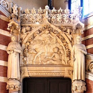 Portal mit Sankt Marin und Pflegeschwester  und -bruder