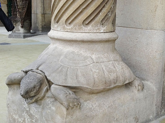 Landschildkröte, Träger der Säule und der Welt