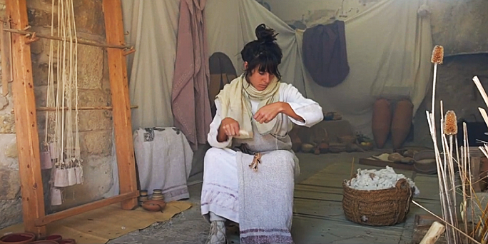 Inneres eines einfaches Hauses mit arbeitender Frau (nachgestellt). Quelle; MAC Ullastret