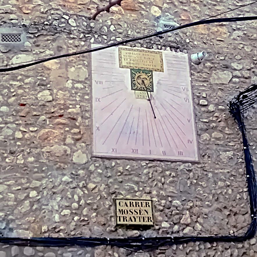 Sonnenuhr an einem Haus gegenüber der Kirche (früher an der Kirche)