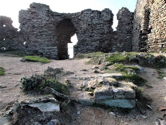 Blick auf die Reste der Kapelle auf der Burg San Salvador (Altar?), im Hintergrund die Ruinen eines (Wohn-)Turms