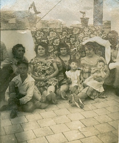 1926? - Da sinistra Letizia Damiani sorella di Irene - da destra Giovanni, Irene, Aldo e franca Sensales