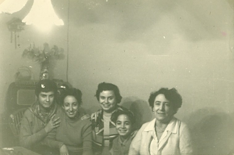 1952 Da sinistra Graziella Pecoraino-Franca Sensales-Elina Siggia-Enzo Pecoraino-Nonna Irene Damiani in Sensales