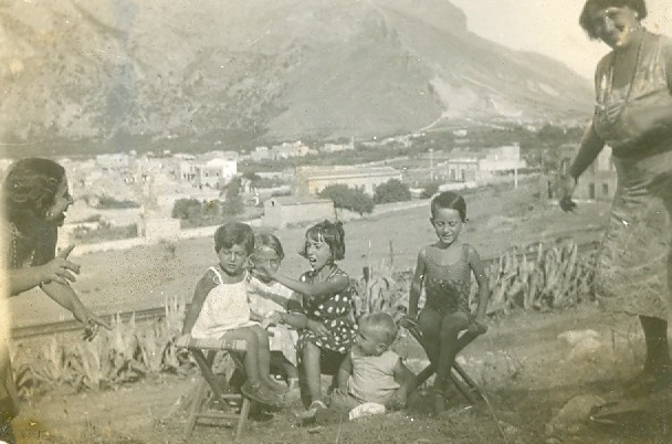 1930? Sferracavallo - Da destra Irene, Aldo e Franca (vestitino a pallini) Sensales