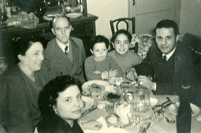 1954 - Da Sinistra: Elina Siggia in Sensales, Irene Sensales, Giovanni Sensales, Marcello e Enzo Pecoraino, Elio Siggia