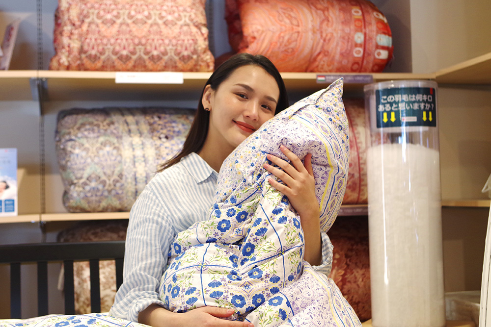 ふかふかの羽毛ふとんは最高に気持ちい