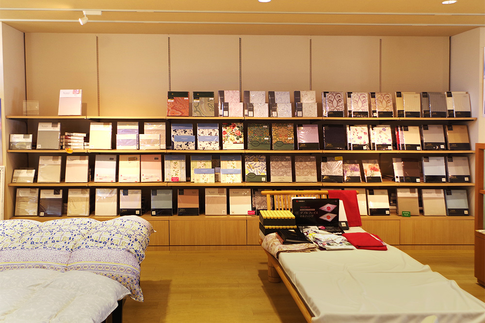 2F 壁面いっぱいにシーツ・カバー