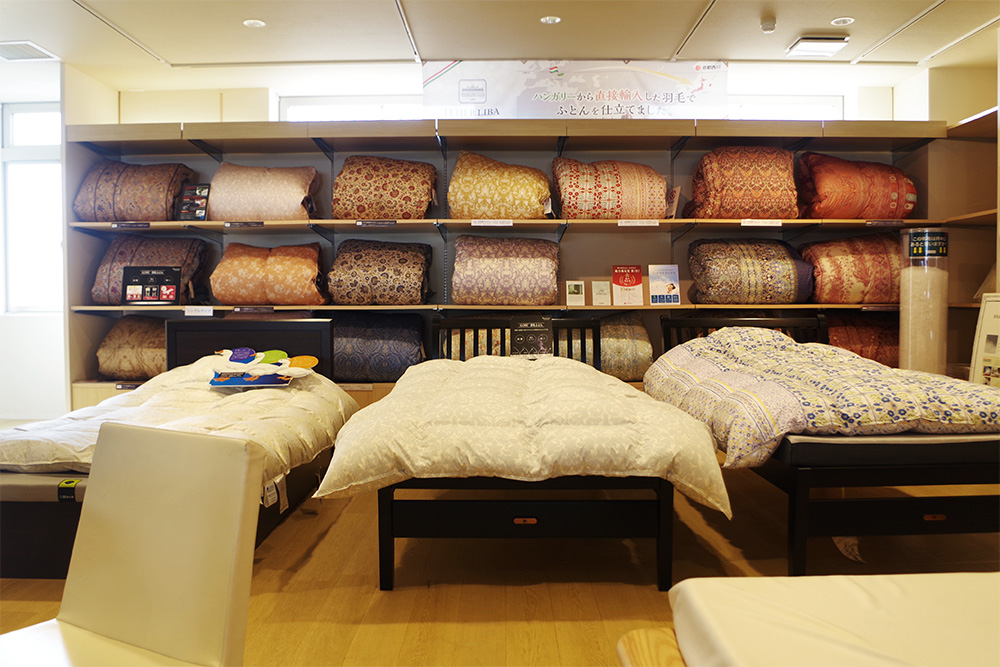 2F 羽毛ふとんも豊富に品揃え
