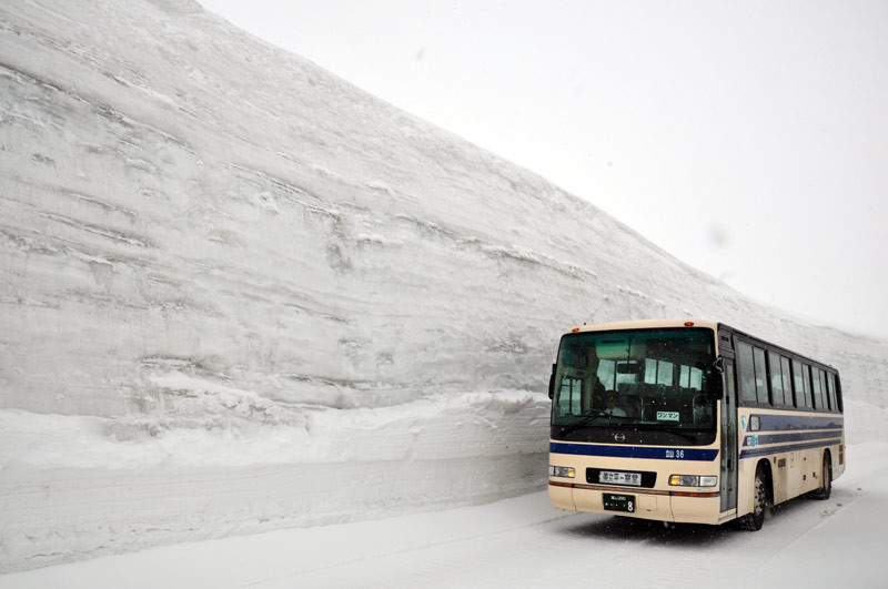 The bus approaching Murodō Terminal