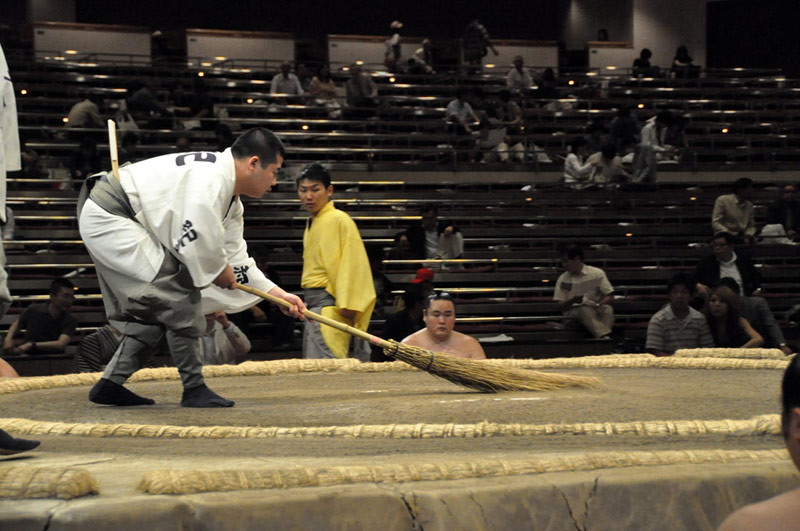 Sweeping the dohyō