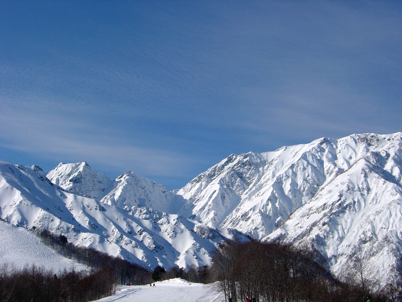 The mountainous backdrop at Happo-Oné